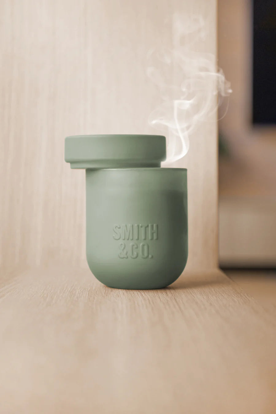 Smith & Co. Candle 250g - Amber & Freesia