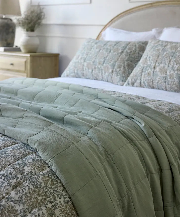 Freya quilt sage- large
