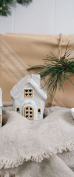 Lucia House - 9cm x 7cm
